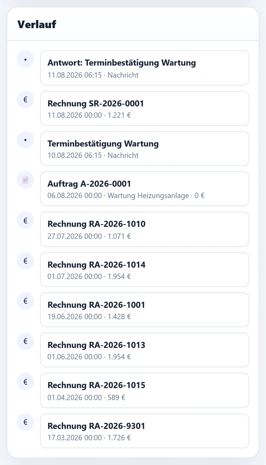 Der Verlauf der Kundenakte Uferblick Immobilien GmbH auf dem Telefon: ganz oben „Antwort: Terminbestätigung Wartung“ vom 10.08.2026, darunter Rechnung SR-2026-0001 über 1.221 €, die gesendete Nachricht „Terminbestätigung Wartung“ vom 09.08.2026, Auftrag A-2026-0001 „Wartung Heizungsanlage“ und die Rechnungen RA-2026-1010, RA-2026-1014, RA-2026-1001, RA-2026-1013, RA-2026-1015 und RA-2026-9301.