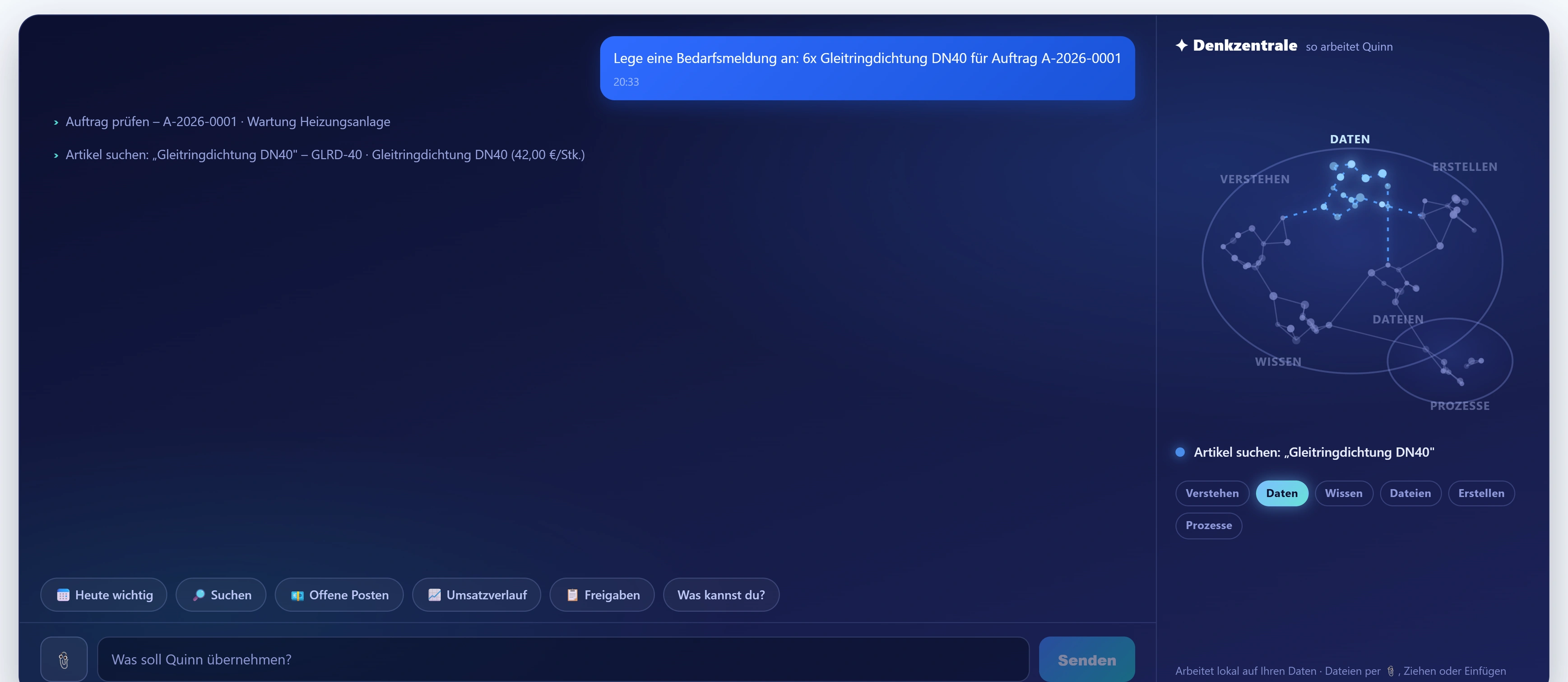 Der Auftrag läuft: zwei Schritte stehen bereits im Chat, in der Denkzentrale leuchtet der Bereich Daten, die Statuszeile sagt „Artikel suchen: Gleitringdichtung DN40“ und der Senden-Knopf ist gesperrt.