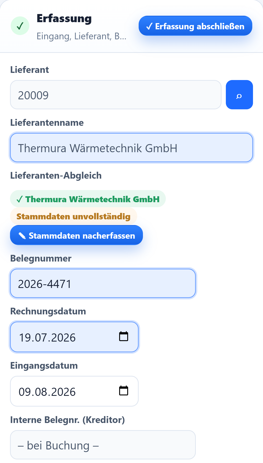 Die Erfassungsmaske von urqivo auf dem Telefon: Lieferant Thermura Wärmetechnik GmbH, Belegnummer 2026-4471, Rechnungsdatum 19.07.2026 und Bruttobetrag 4.998,00 € sind unterlegt; Netto und Steuer rechnen sich daraus.