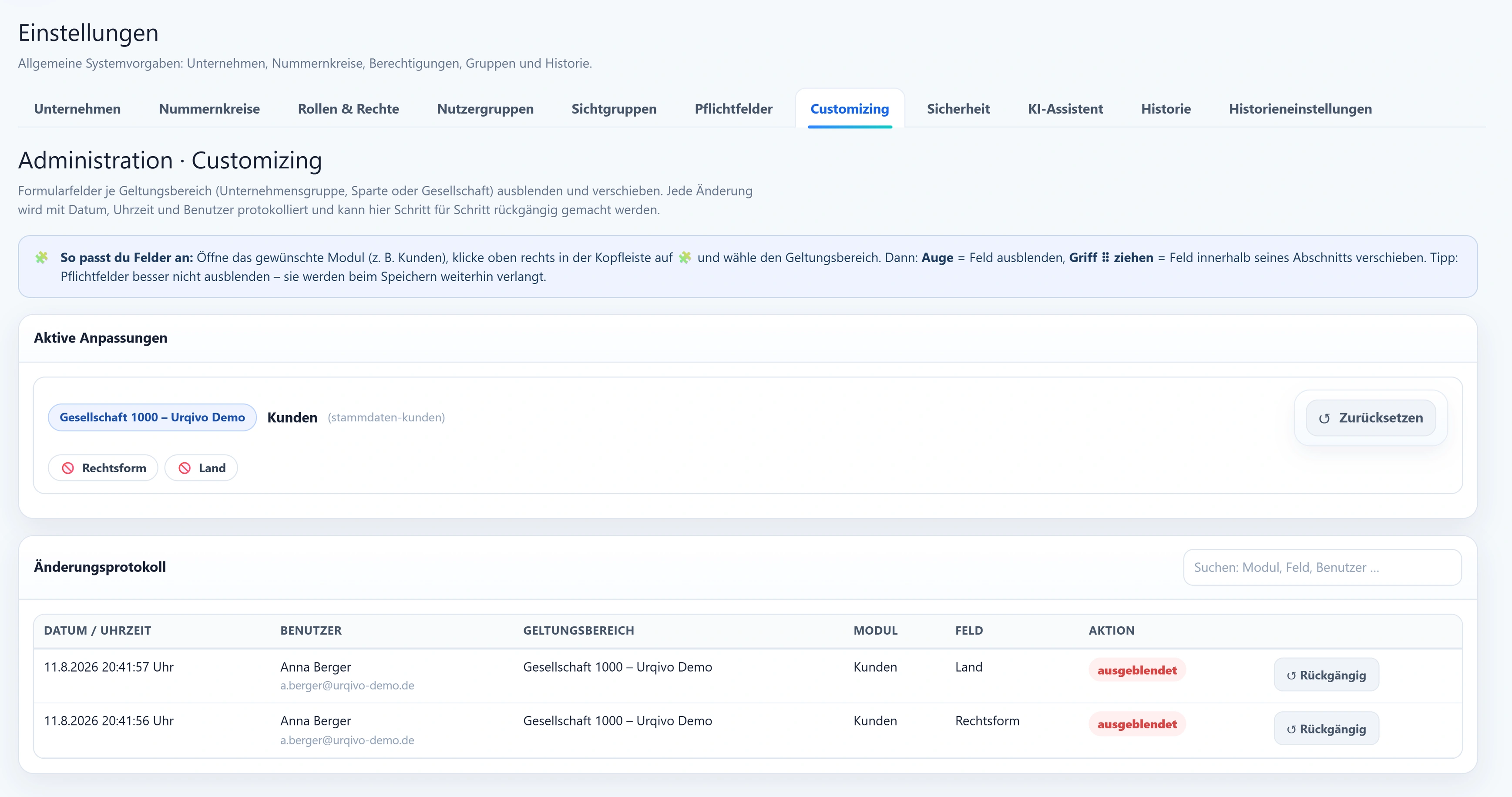 Einstellungen › Customizing: unter „Aktive Anpassungen“ die Gesellschaft 1000 mit den Feldern Rechtsform und Land, darunter das Änderungsprotokoll mit Datum, Uhrzeit, Anna Berger, Geltungsbereich, Modul Kunden, Aktion „ausgeblendet“ und je Zeile dem Knopf „Rückgängig“.