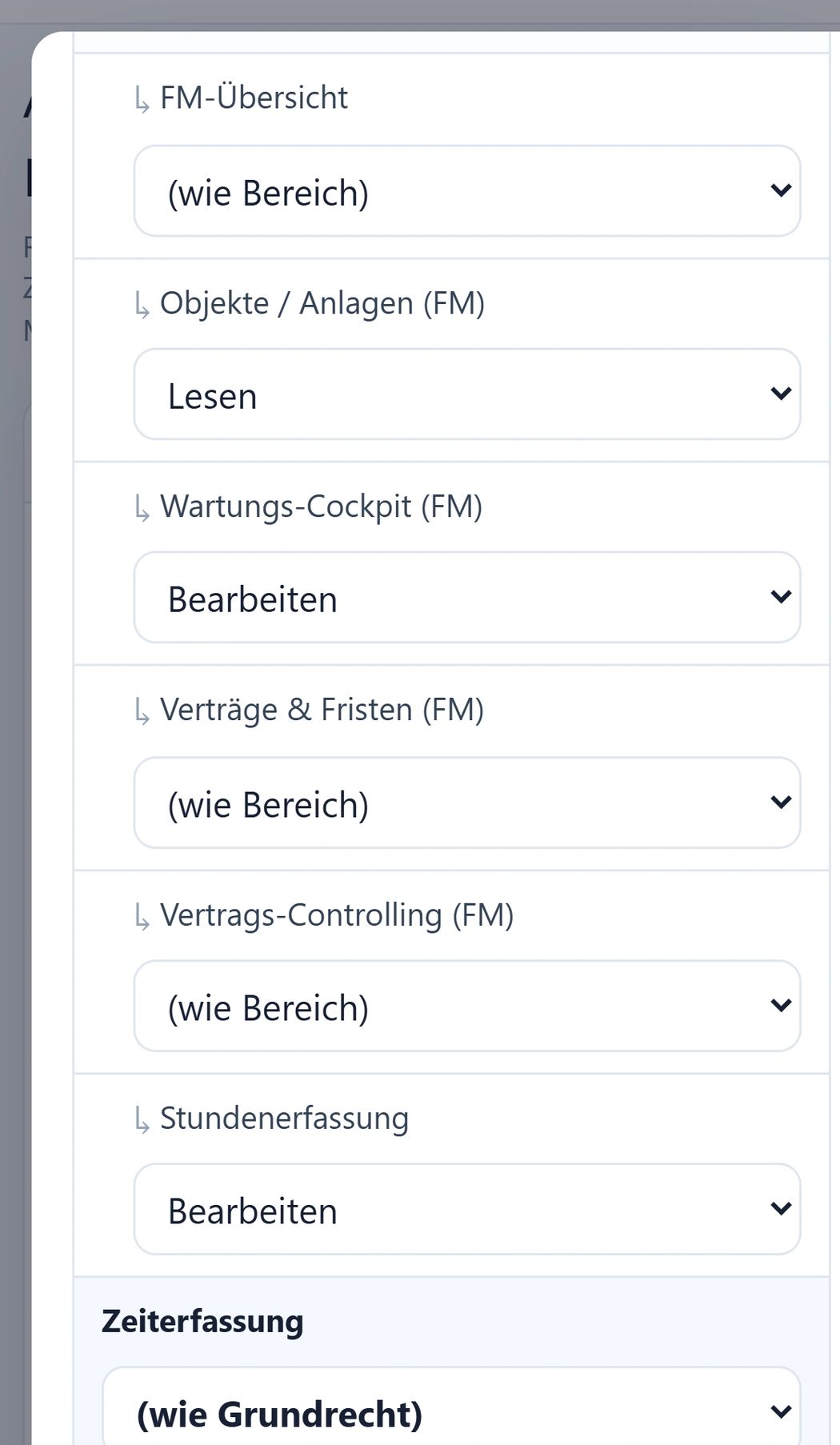 Die Rechtematrix von urqivo auf dem Telefon: FM-Übersicht steht auf „(wie Bereich)“, Objekte / Anlagen (FM) auf „Lesen“, Wartungs-Cockpit (FM) auf „Bearbeiten“, Stundenerfassung auf „Bearbeiten“.